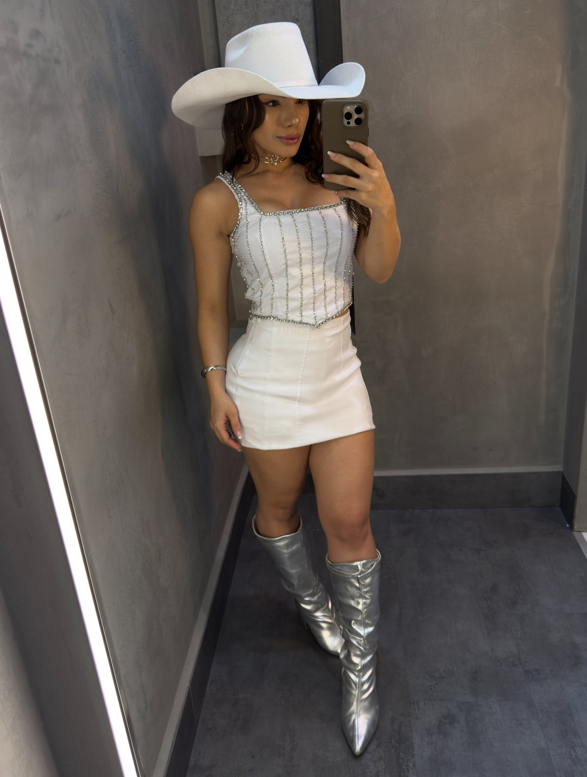 CROPPED CARLA