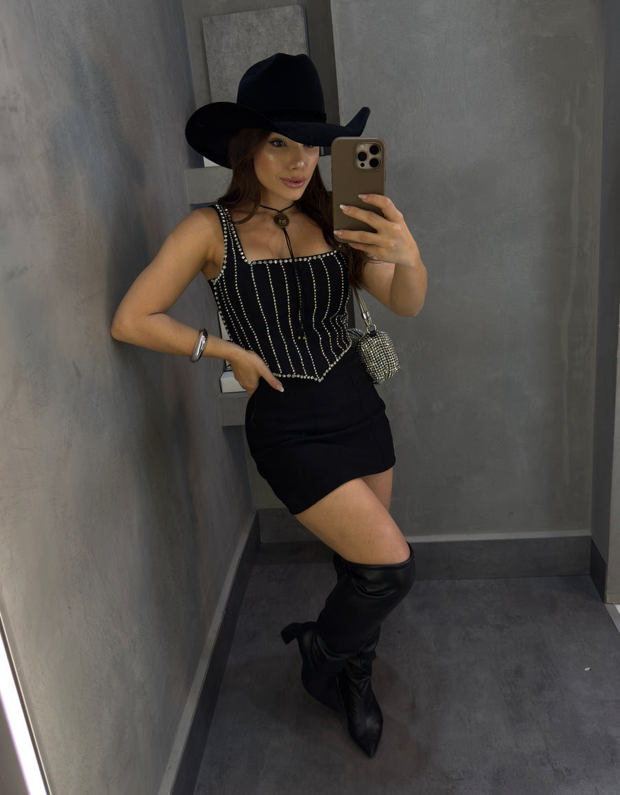CROPPED CARLA